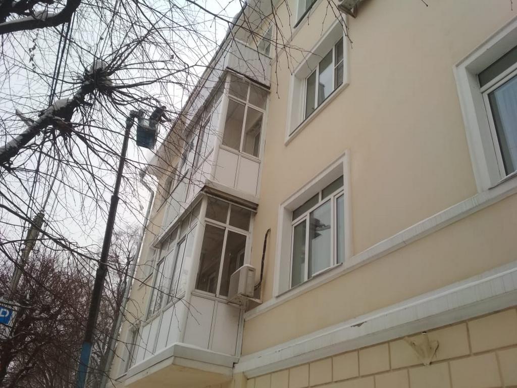 В Советском районе продолжается работа по удалению наледи и снежных наростов на крышах многоквартирных домов 11.01.2019