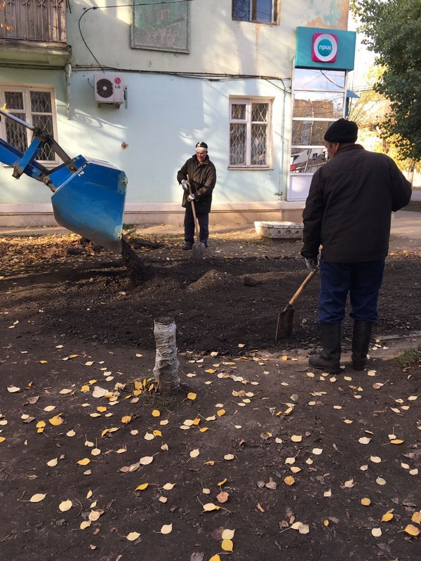 В Московском районе продолжаются работы в рамках месячника по благоустройству и санитарной очистке территории города Рязани 21.10.2021