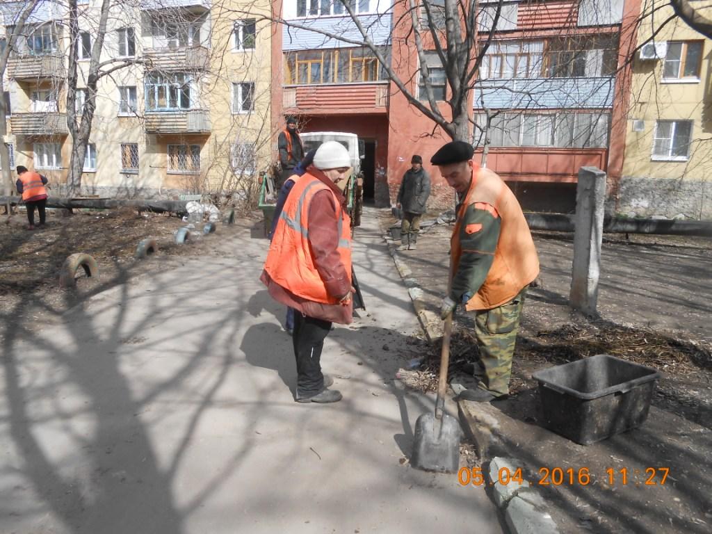 В Советском районе продолжаются работы по санитарной очистке территорий