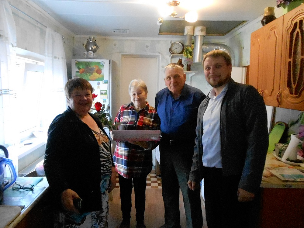 Префектура Октябрьского района поздравляет семью Аникиных с 50-летием совместной жизни