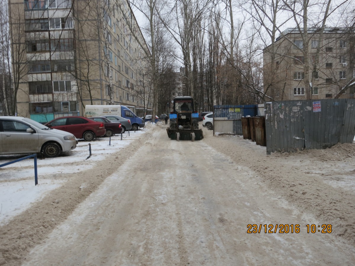 В Октябрьском районе продолжается уборка от снега муниципальных территорий с привлечением организаций района