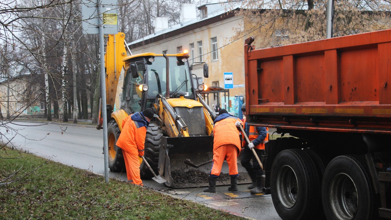 Дирекция благоустройства проводит уборку территорий