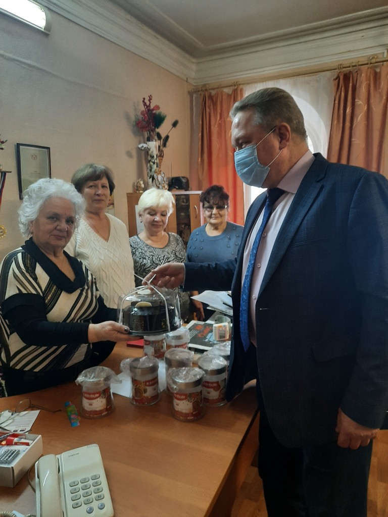 Женщин совета ветеранов и общества инвалидов Советского района поздравили  с наступающим Международным женским днем 04.03.2021