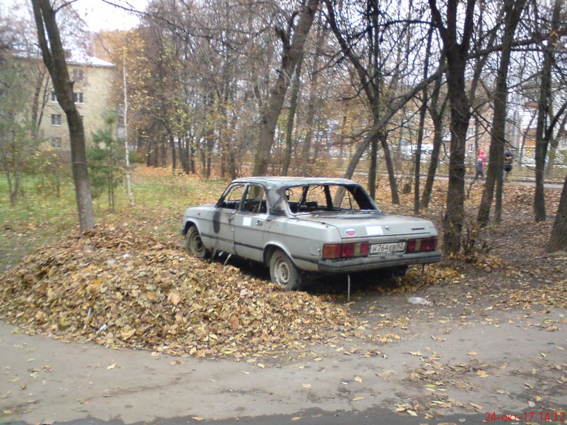 Об уборке сгоревшего, разукомплектованного автомобиля по ул. Черновицкой, у дома 4