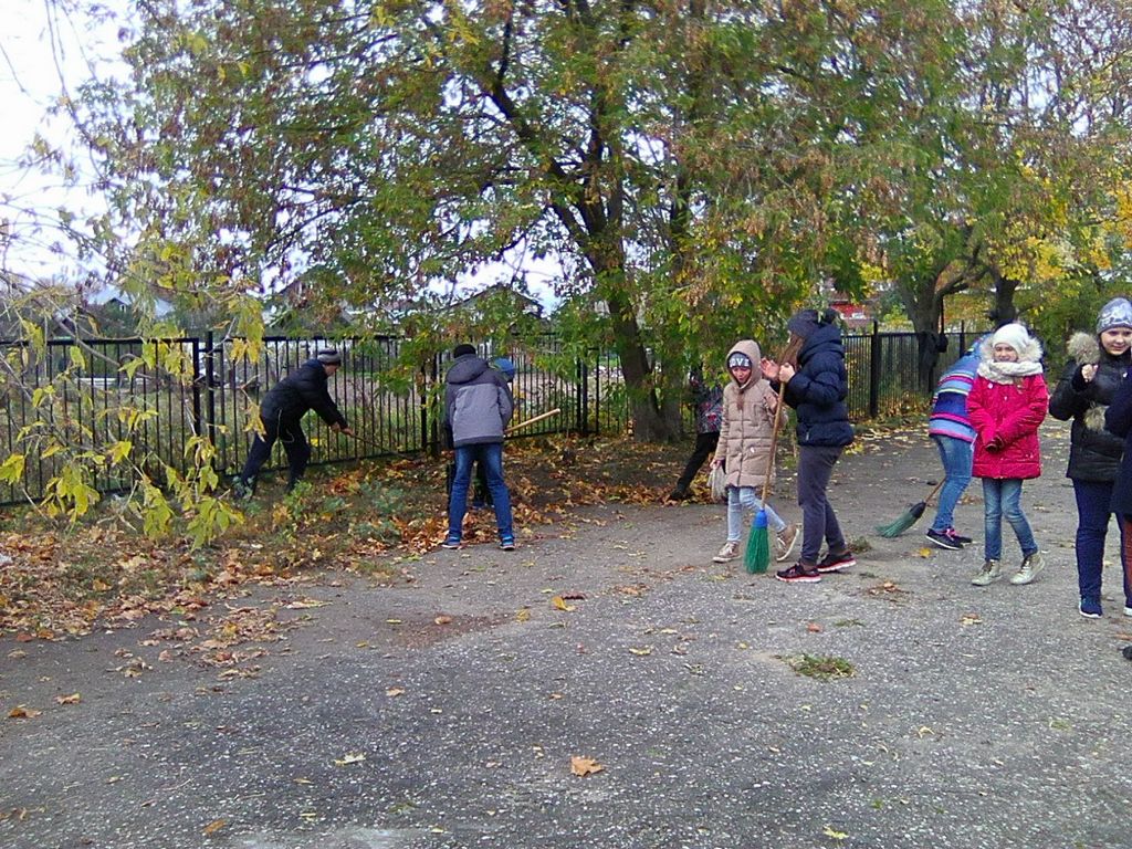 В Солотче продолжаются работы по уборке территории 23.10.2017