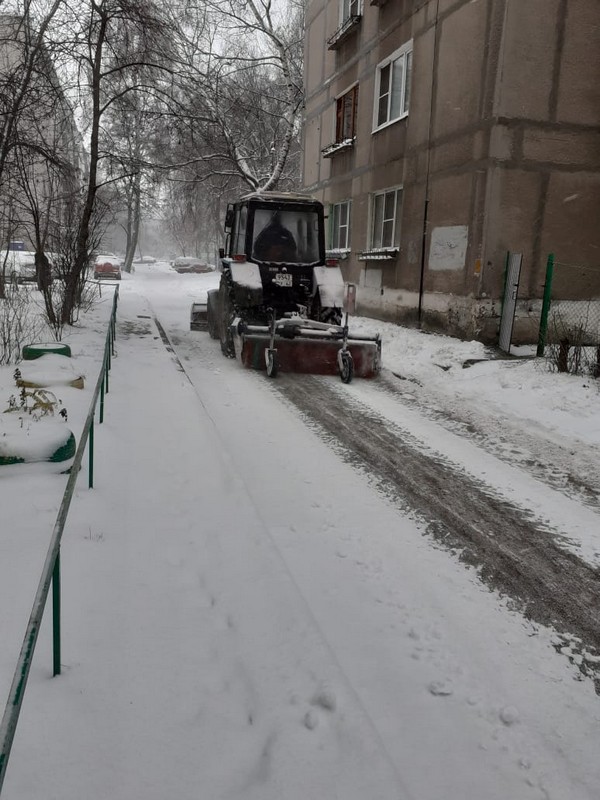Расчистка дворовых территорий от снега в Московском районе 07.12.2021