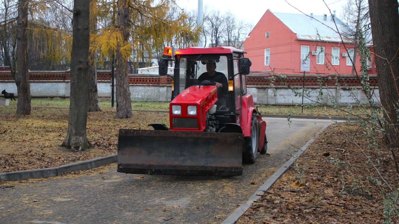 Дирекция благоустройства проводит уборку городских территорий