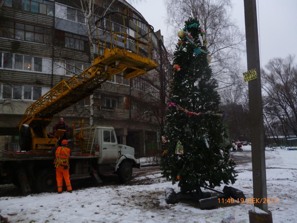 Префектура Советского района устанавливает новогодние ели на дворовых территориях 19.12.2017
