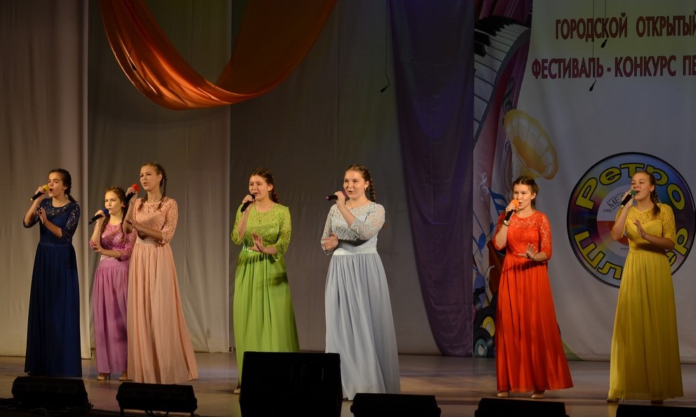 В ДК «Приокский» прошел фестиваль-конкурс песни «Ретро-шлягер»