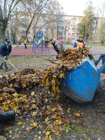 В Московском районе продолжаются работы по санитарной уборке территорий 31.10.2023
