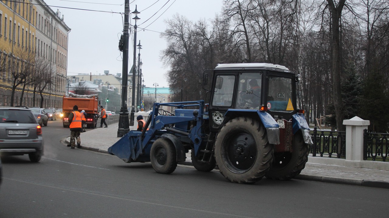 Продолжается уборка городских территорий