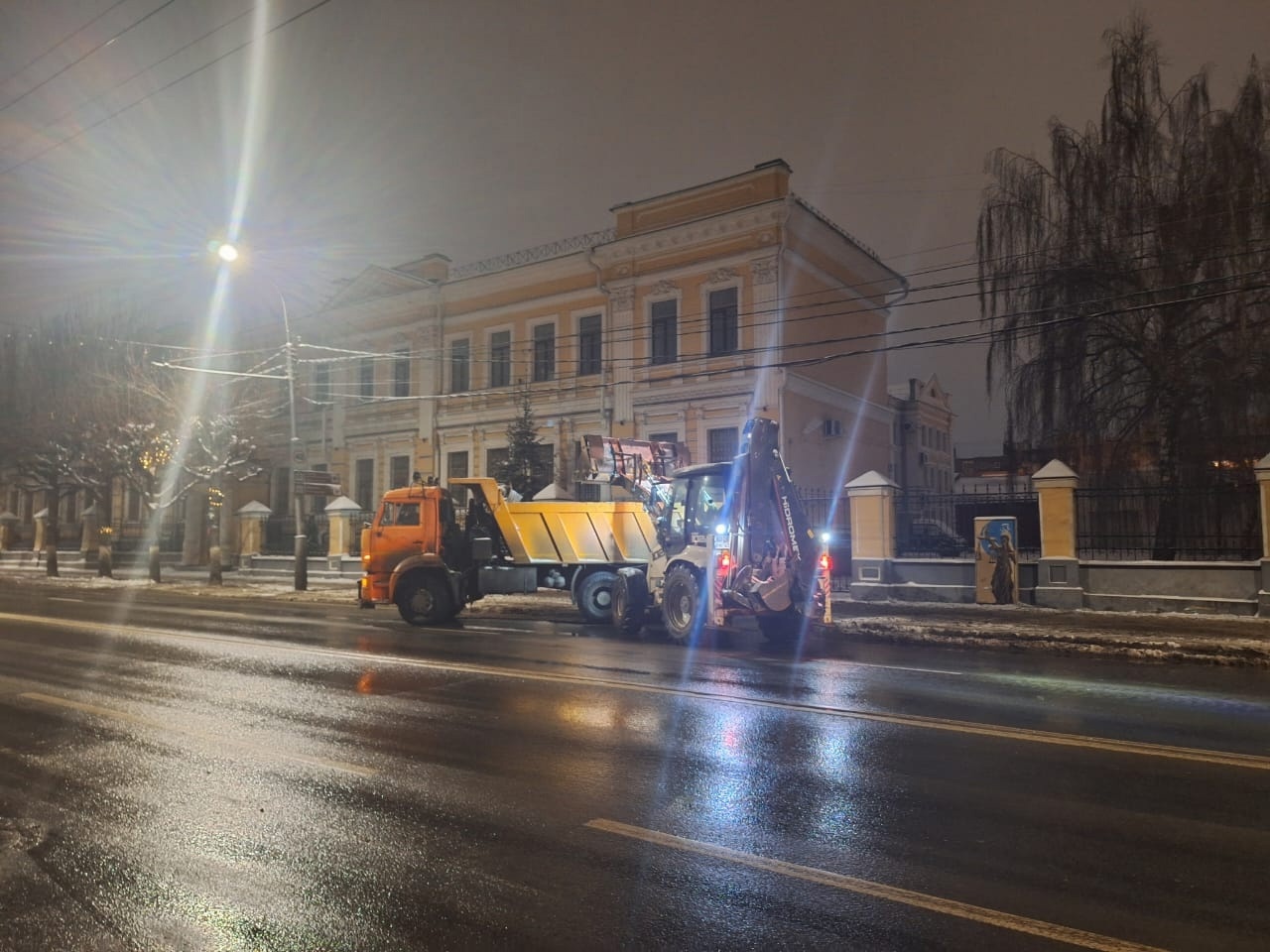 Ночью в Рязани проводилась уборка городских дорог