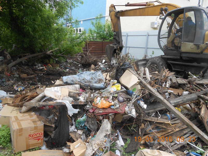 На улице Маяковского у дома 77 ликвидировано скопление мусора