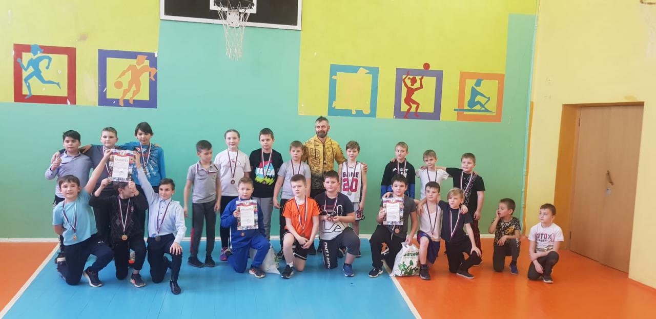 В Советском районе прошли соревнования по пионерболу среди школьников поселка Борки 30.11.2021