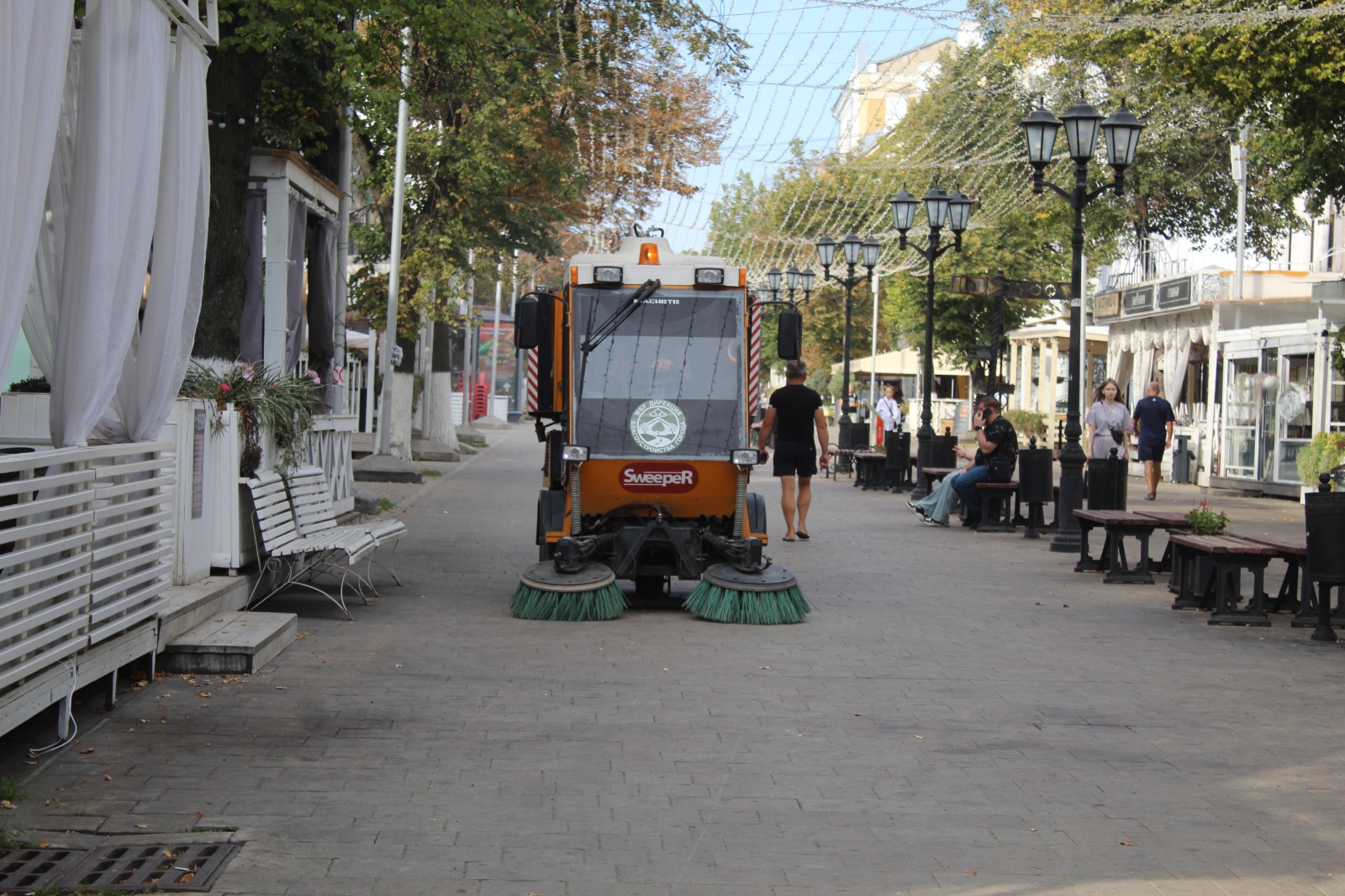 В областном центре проводятся работы по уборке и благоустройству территорий