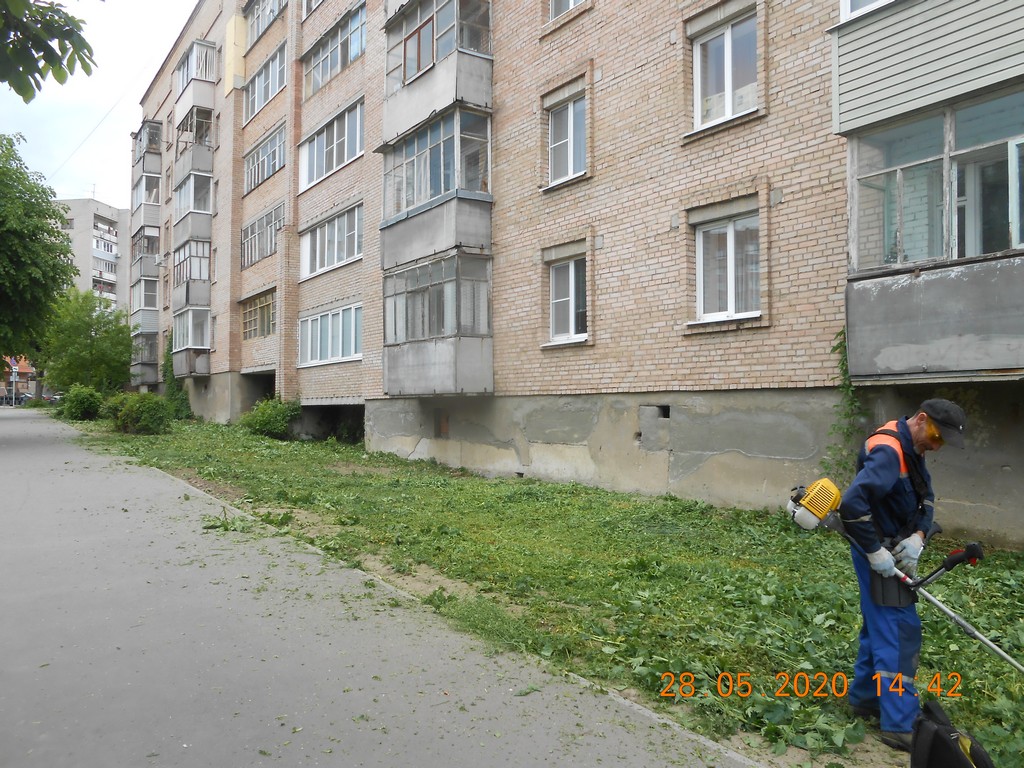 В Советском районе продолжаются работы по окосу травы 28.05.2020