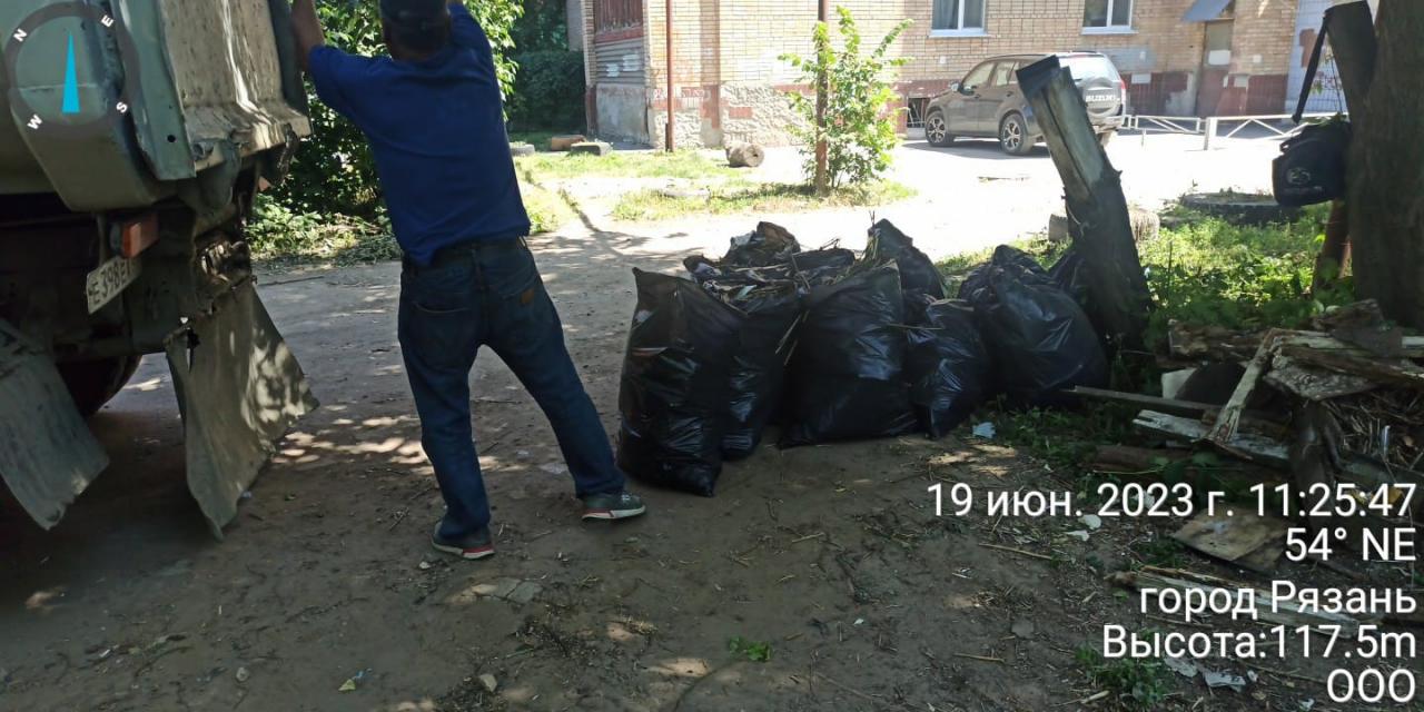 В рамках проведения летнего месячника организованы работы по вывозу веток и мусора  19.06.2023