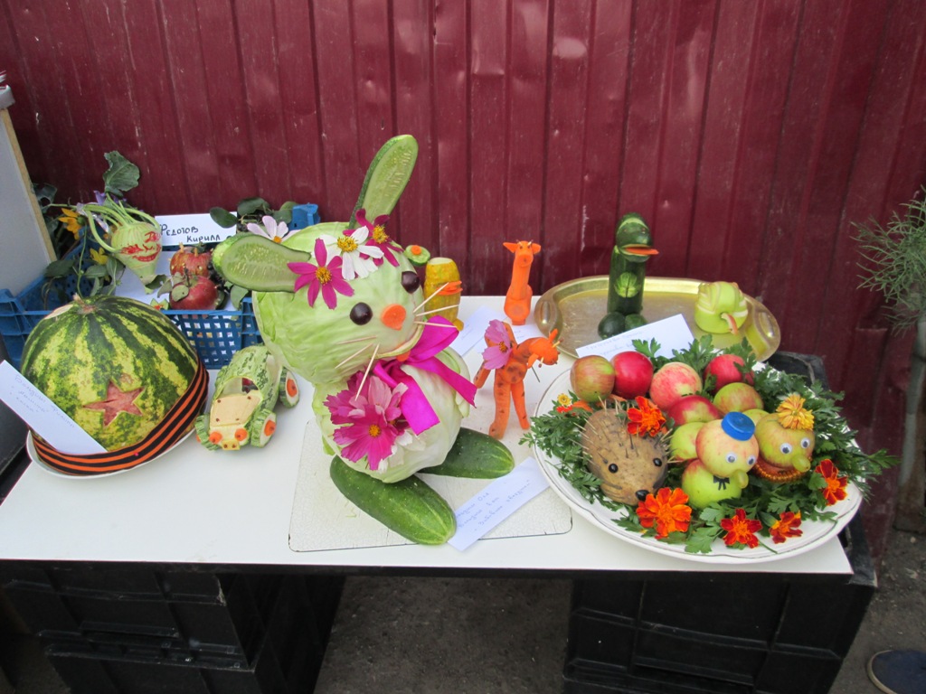 Заяц из капусты, гусеницы из яблок и жирафы из моркови:  в поселке Южном отметили День урожая