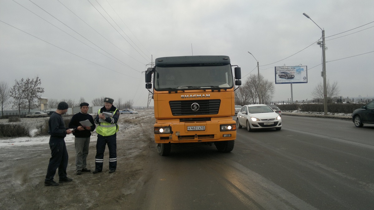 В Московском районе прошла проверка правил перевозки грузовиками 17.12.2015