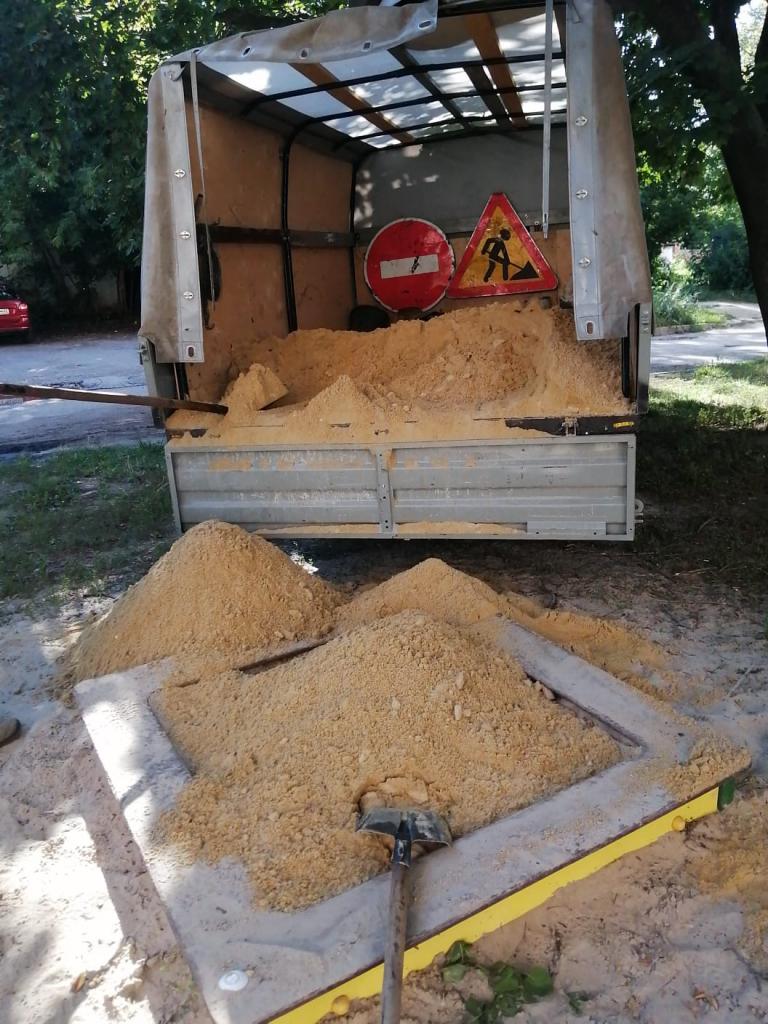 Организованы и проведены работы по завозу песка в песочницы на детские площадки в районе дома 38 корпус  2 по ул. 2-я Железнодорожная