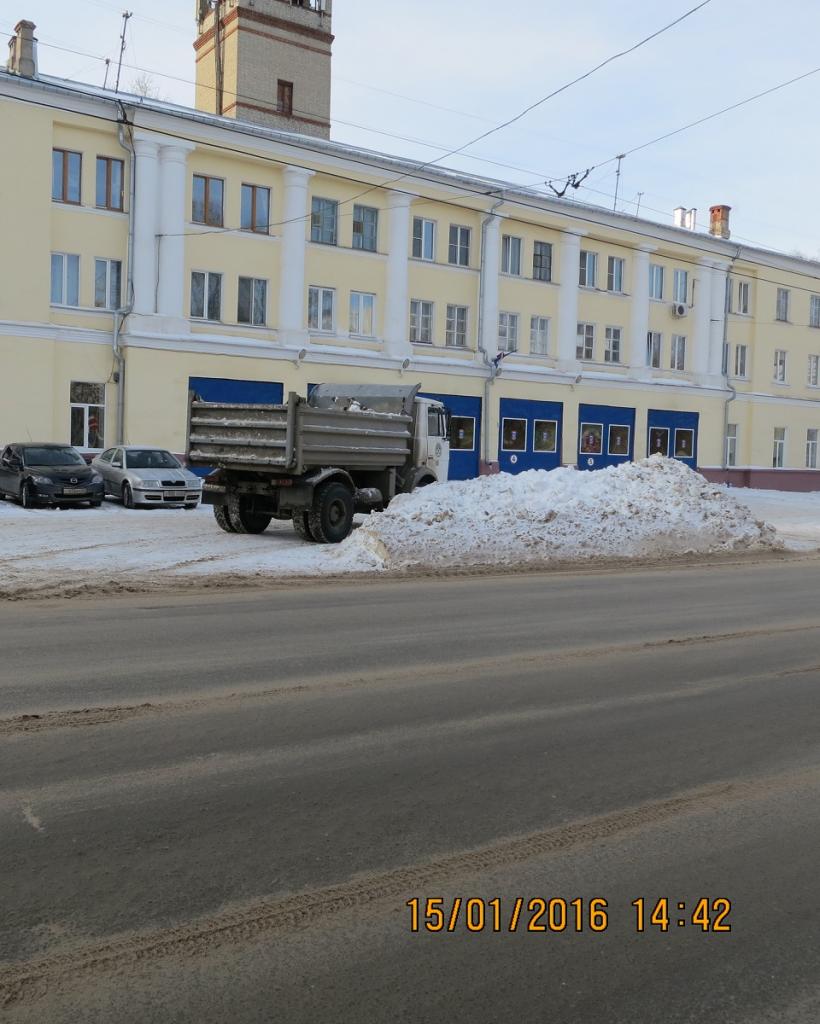 Продолжаются работы по вывозу снега с улицы Горького