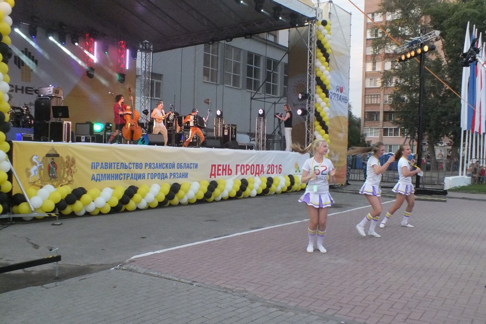 Празднование Дня города завершилось концертом с участием Максима Леонидова