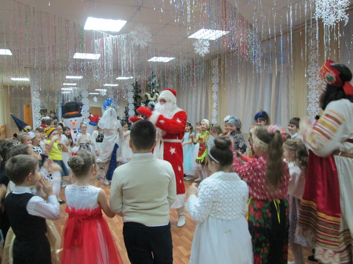 В Октябрьском районе проходят Новогодние праздники для детей