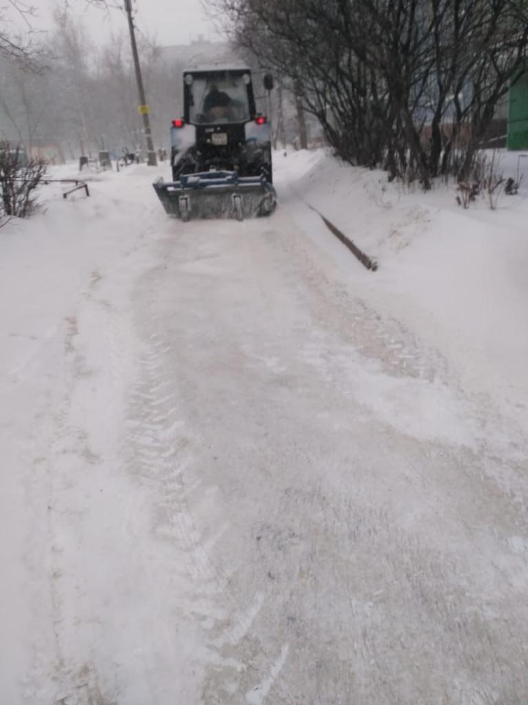 В Московском районе продолжаются работы по расчистке дворовых территорий от снега и наледи 27.12.2021