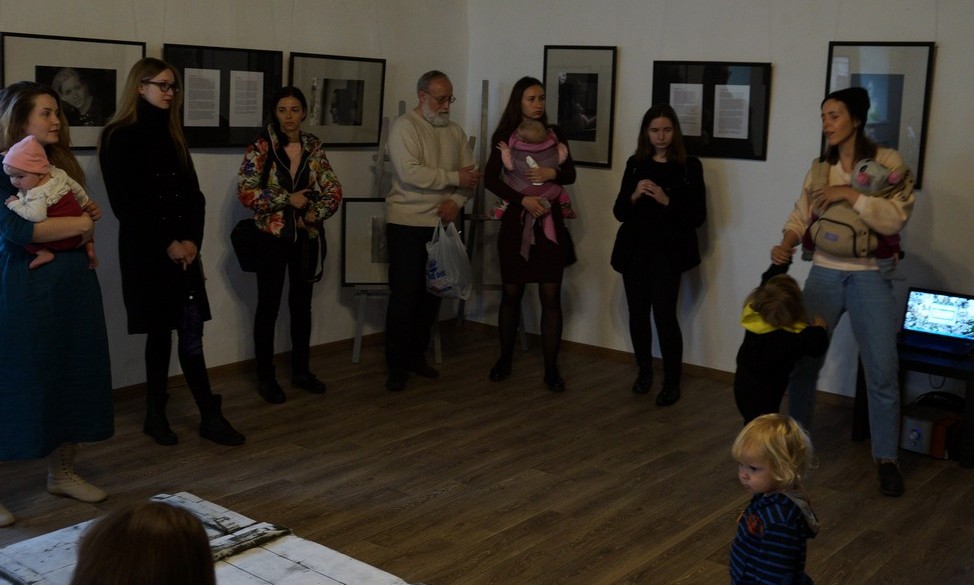 «Истории материнства в фотографиях и текстах»: в МВЦ «Фотодом» открылась необычная выставка