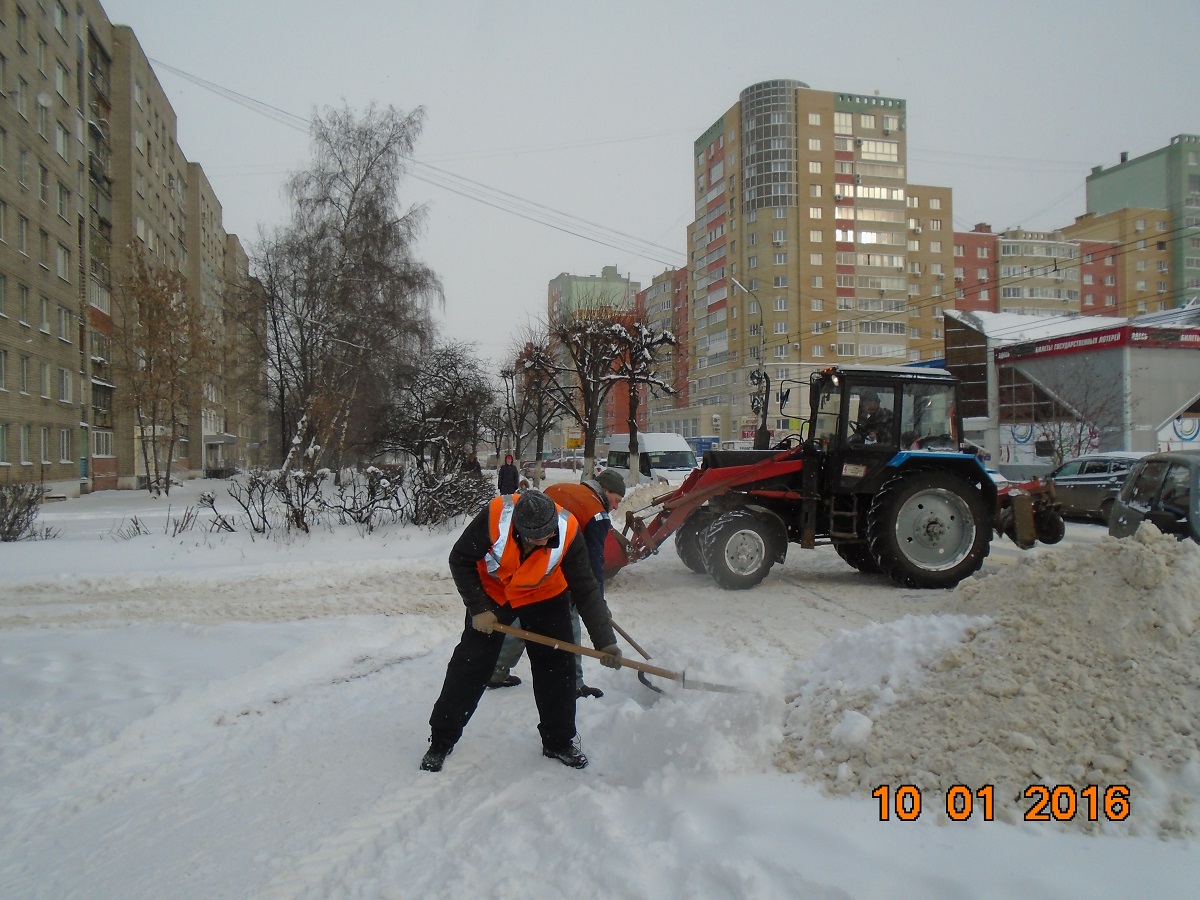 Префектурой Московского района организованы работы по расчистке пешеходных тротуаров 11.01.2016