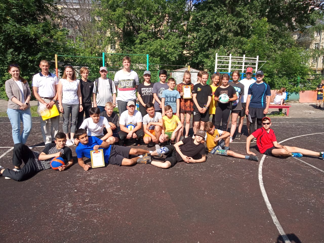 В Железнодорожном районе состоялся отборочный этап соревнований по игре в волейбол в рамках летней Спартакиады дворовых команд
