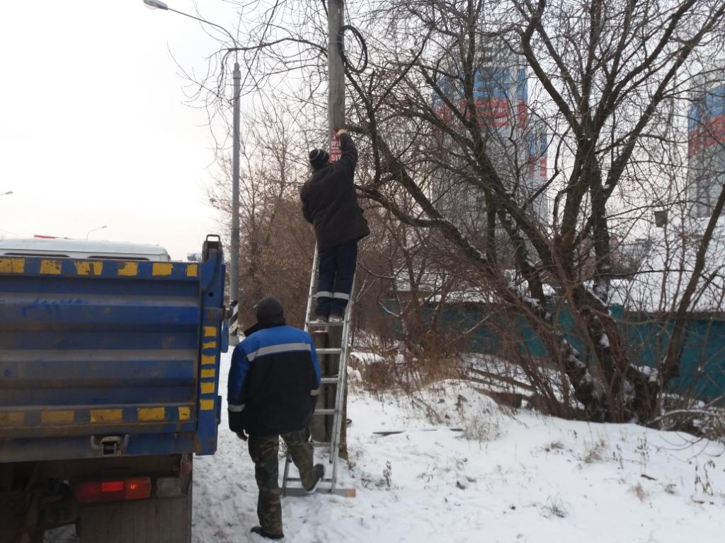 МКУ "Управление по делам территории города Рязани" продолжает работу по удалению рекламных объявлений, размещенных в неположенных местах 16.12.2020