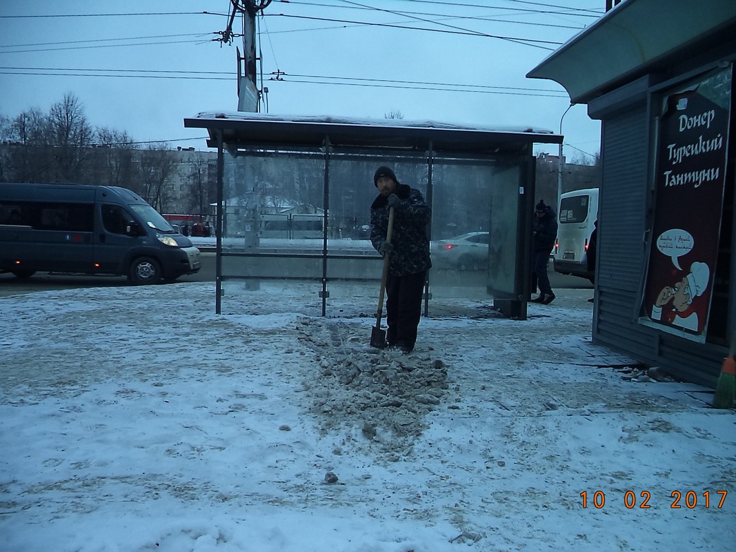 В Московском районе проводятся работы по очистке остановок общественного транспорта 10.02.2017