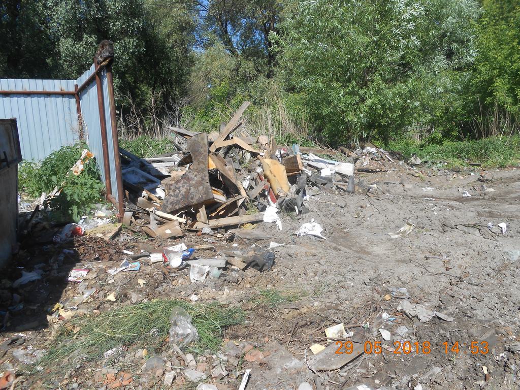 Продолжается организация работы по вывозу скоплений крупногабаритных отходов с территории поселка Борки 30.05.2018