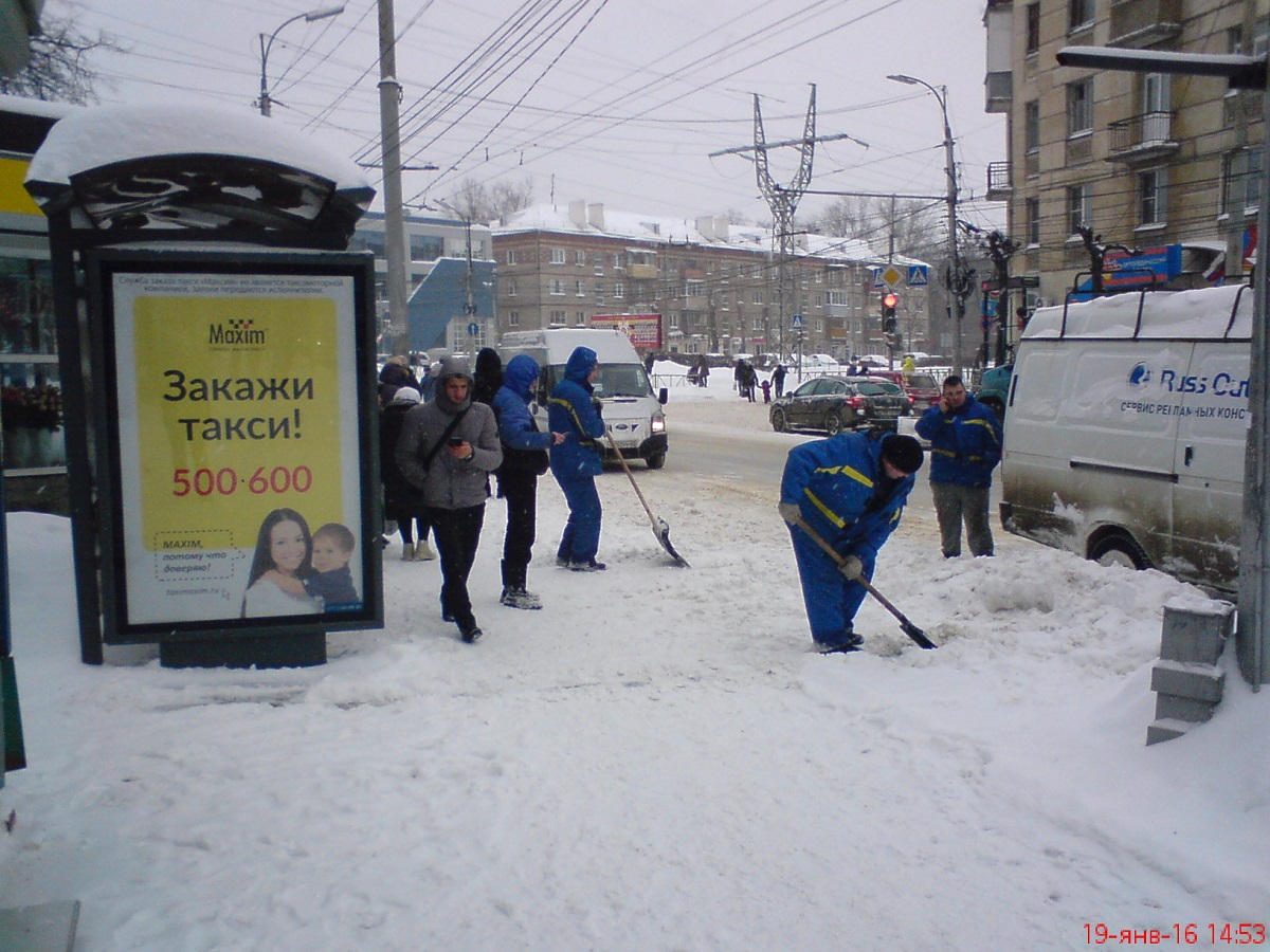 В Железнодорожном районе продолжаются работы по уборке снега