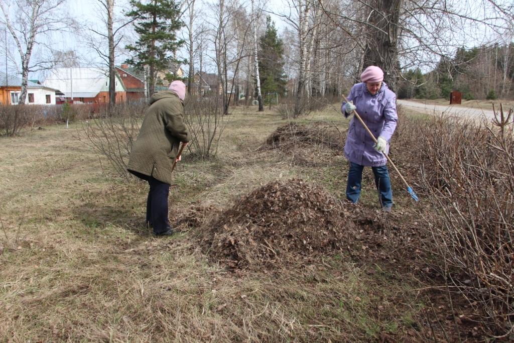 Работники организаций поселка Солотча благоустраивают территорию 27.04.2017