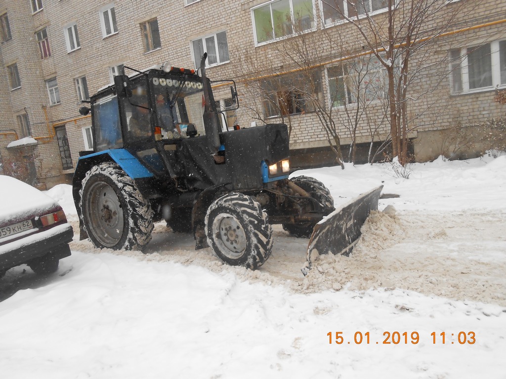 Организована уборка дворовых территорий от снега 15.01.2019