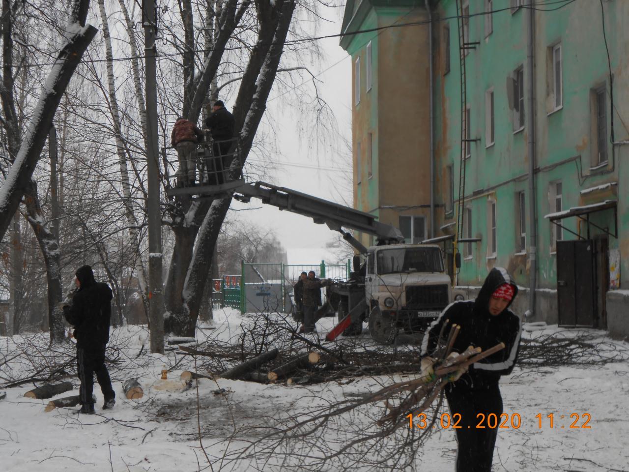 В Железнодорожном районе проведены работы по обрезке  деревьев