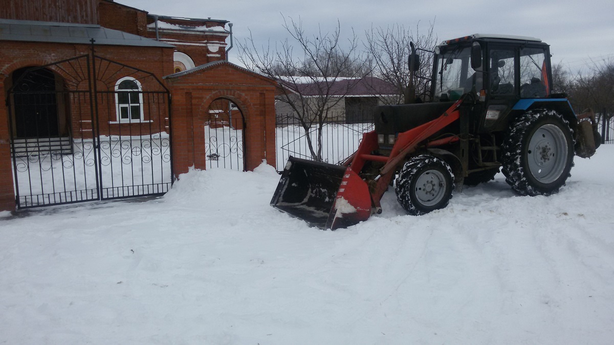 Организована расчистка территорий от снега возле церкви в пос. Дягилево 14.01.2016