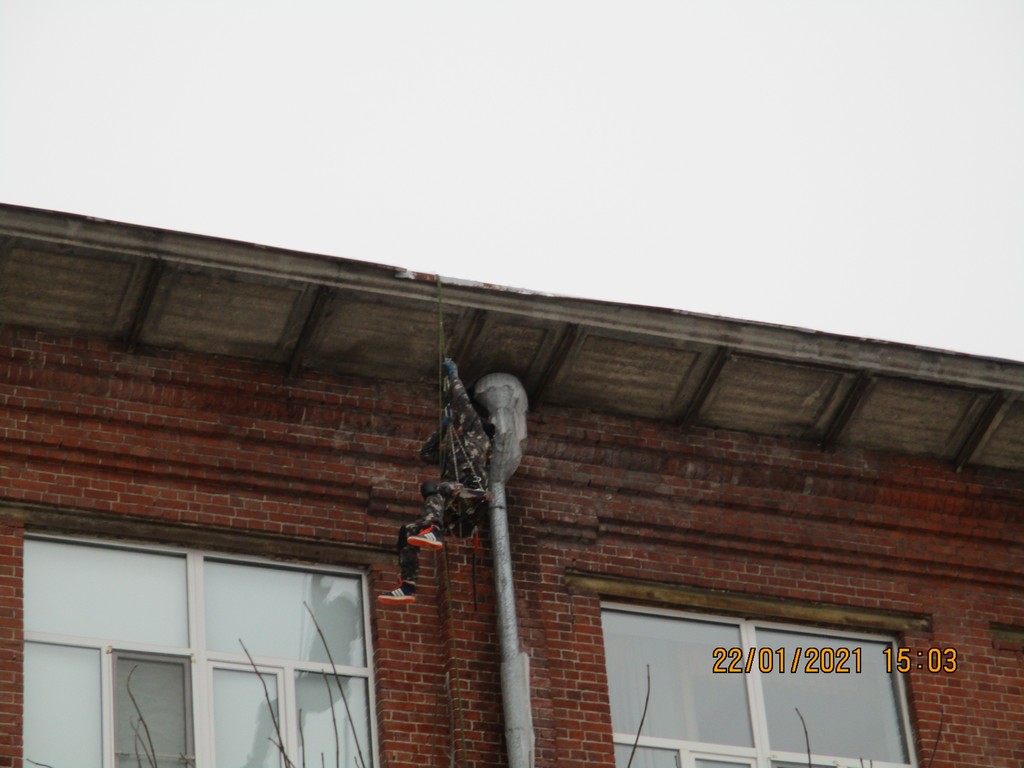 Организованы работы по устранению наледи на крыше              школы № 1 25.01.2021