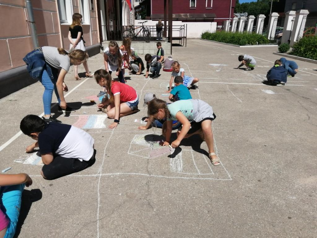 В школе №8 организован конкурс рисунков на асфальте, посвященный Дню России 13.06.2019