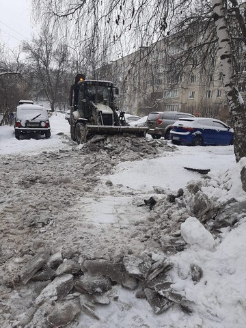 В Московском районе продолжается работа по расчистке дворовых территорий от наледи  15.02.2023