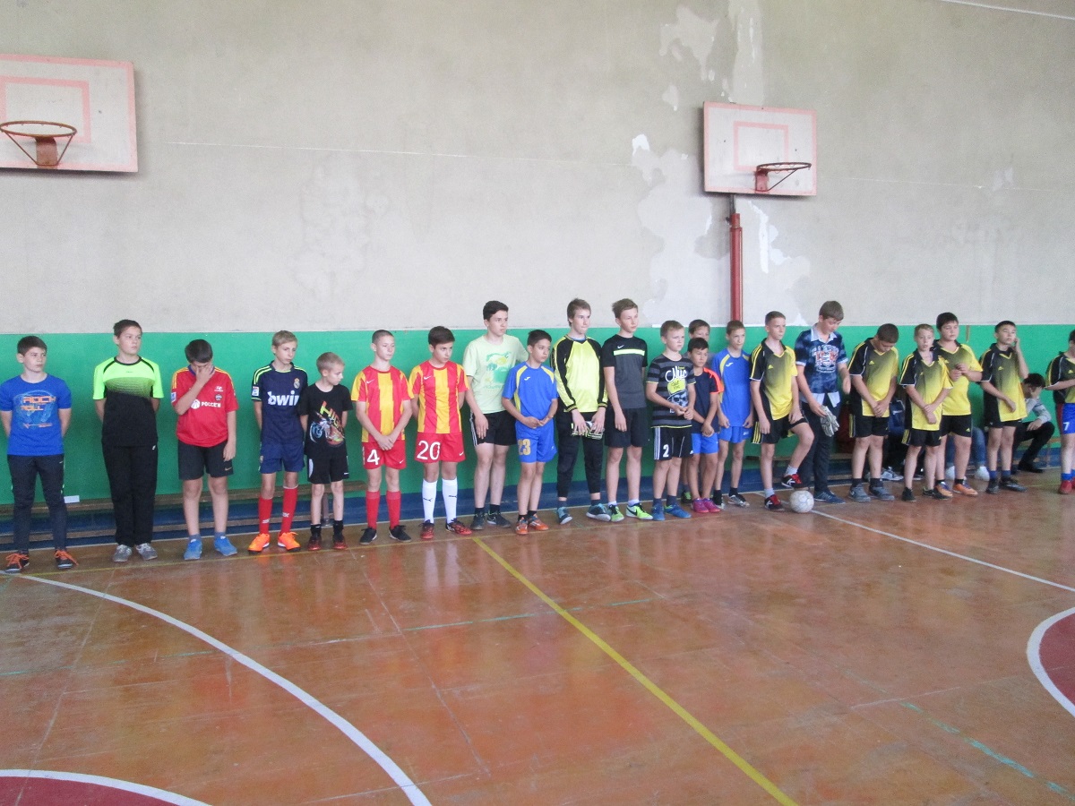 В Октябрьском районе прошел турнир среди школьных команд по мини - футболу памяти А.В. Мартынова