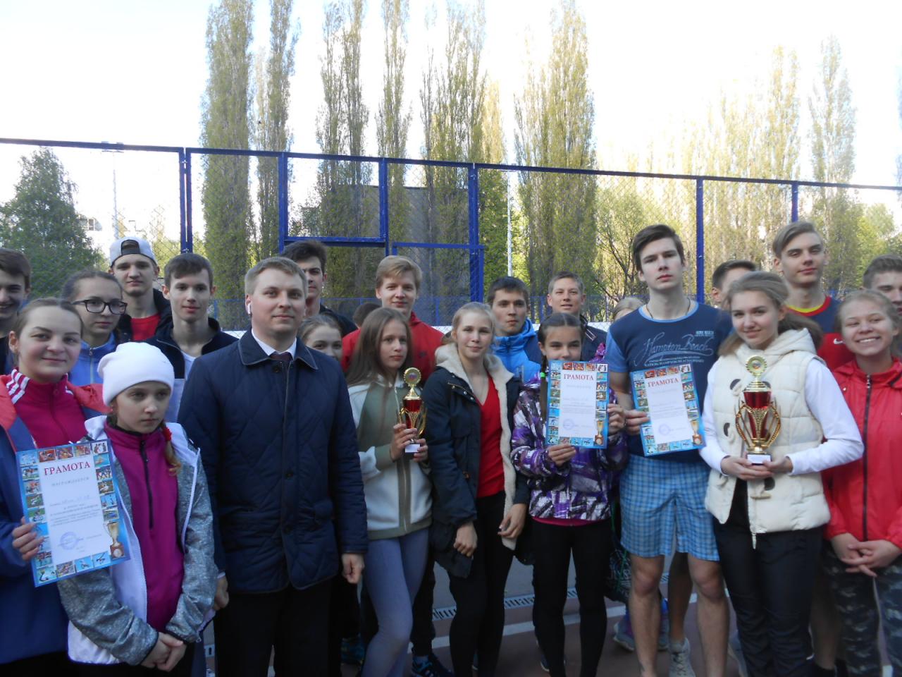 В Октябрьском районе прошла традиционная легкоатлетическая эстафета среди школьных команд