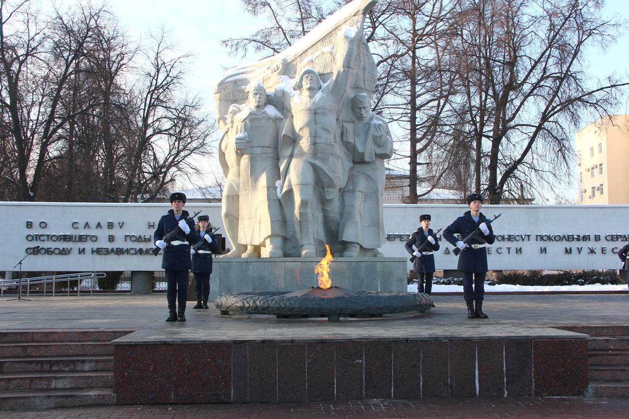 На площади Победы прошло торжественное возложение цветов, посвященное Дню защитника Отечества