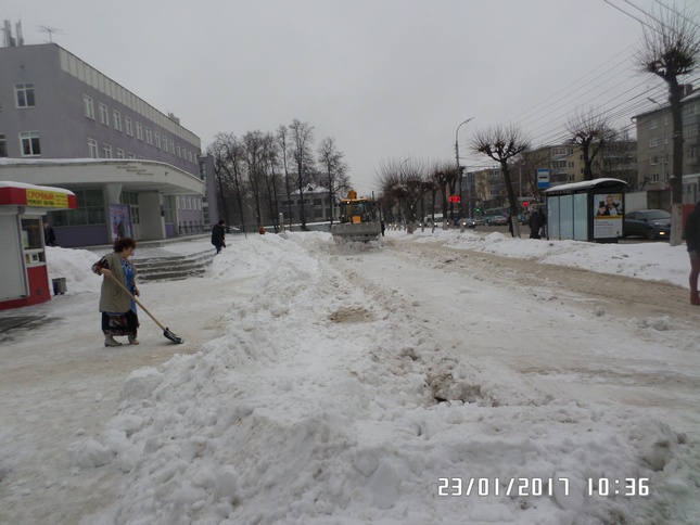 Продолжается очистка от снега территорий города