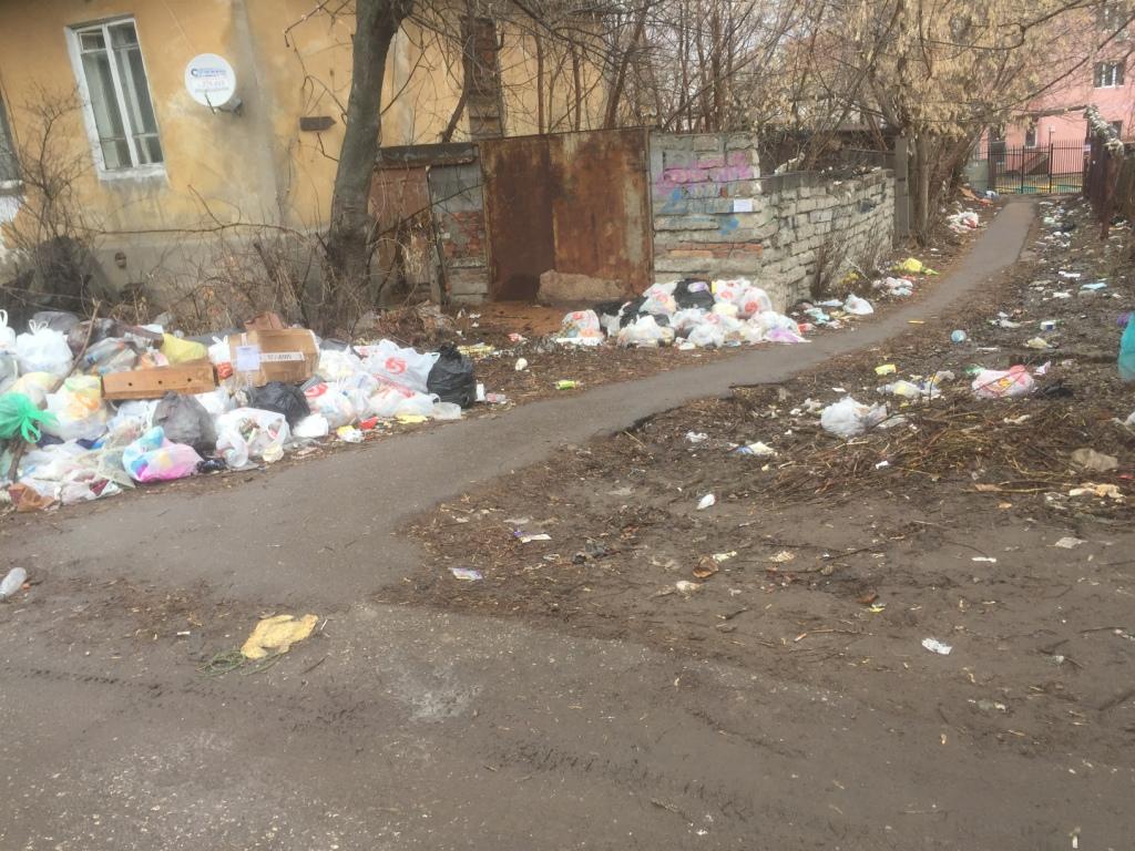 В Советском районе организованы работы по ликвидации несанкционированной свалки у дома 11 по улице Гражданская 09.04.2019
