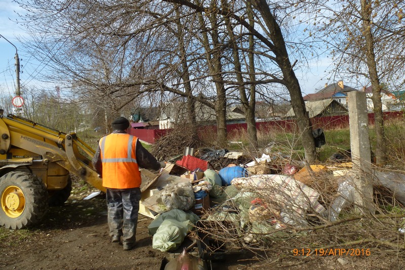 В Железнодорожном районе организованы работы по уборке ул. Островского