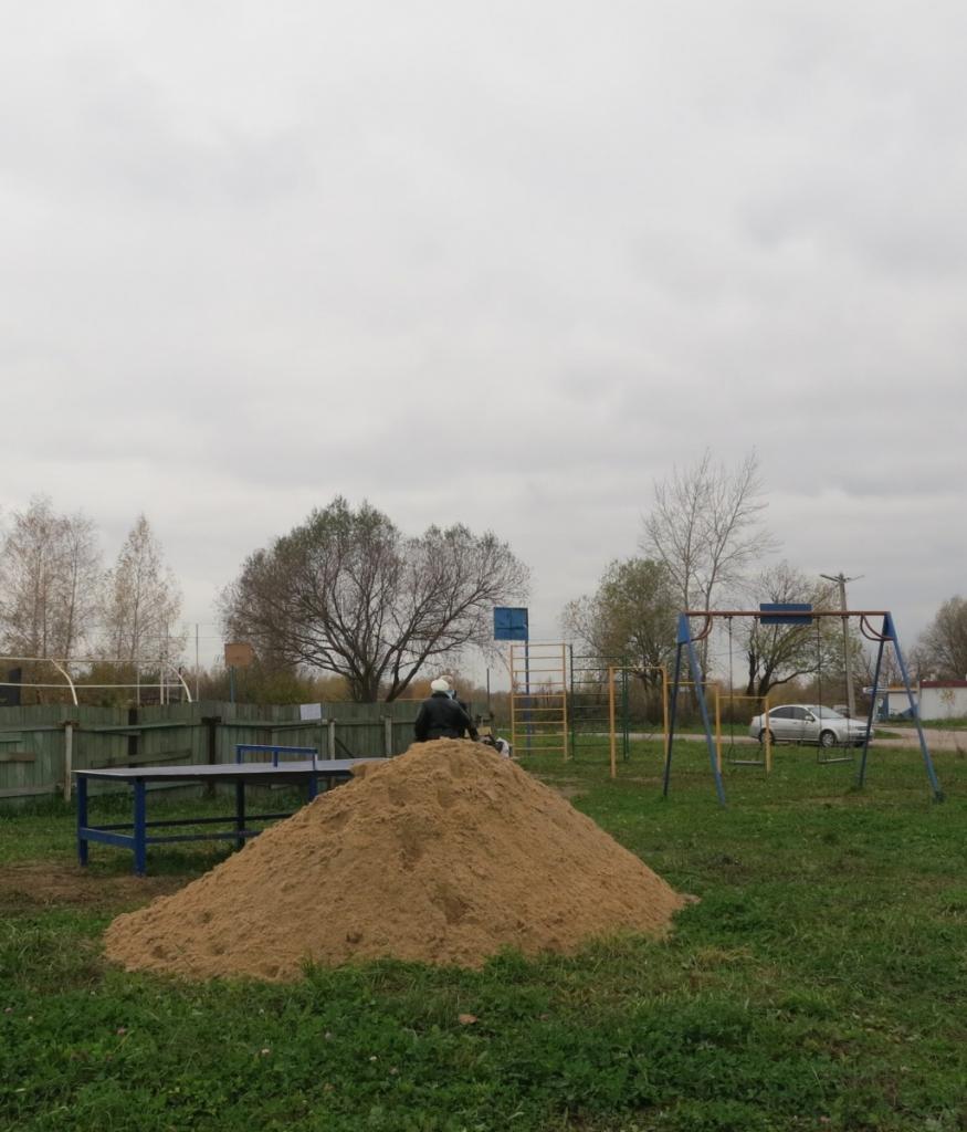 Префектура Октябрьского района оказала содействие в благоустройстве детской площадки поселка Карцево