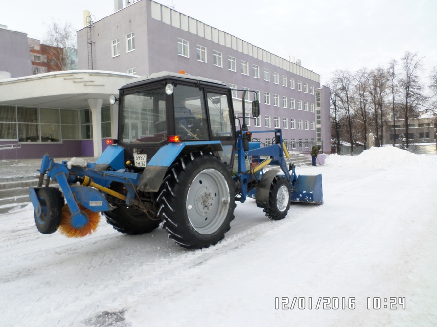 Префектурой Железнодорожного района организованы работы по уборке снега
